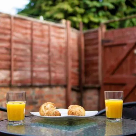 Heartwarming 3 Bedroom Willow House With Free Parking Daire