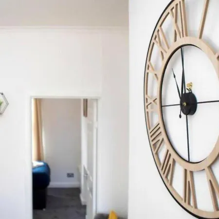Heartwarming 3 Bedroom Willow House With Free Parking